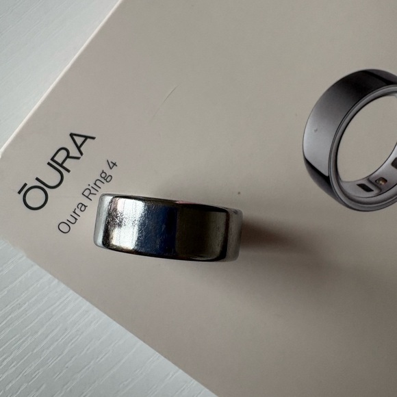 Silver Oura Ring - Picture 4 of 7